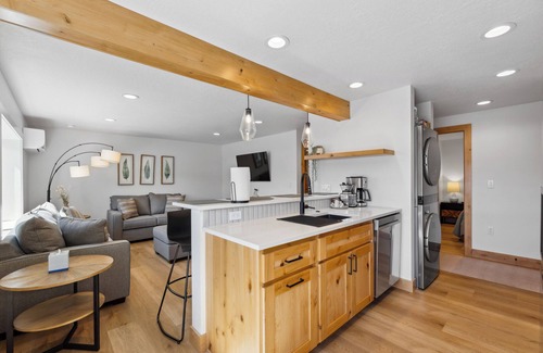McCall Casa | Downtown Loft 205 - half block from lake, restaurants, and shopping