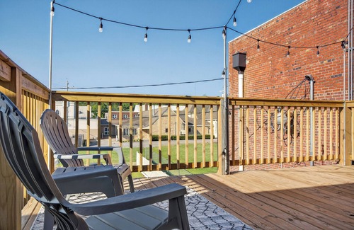 Fayetteville Apartamento | Downtown Loft w/Balcony. Walk to Shops & Eats.