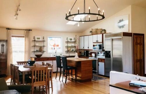 Cookeville Casa | Downtown Luxe Modern Home