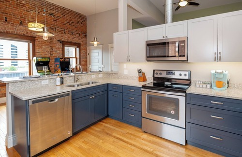 Central Business District Apartamento | Downtown Luxury Loft ,13-Ft Ceilings, Walkable