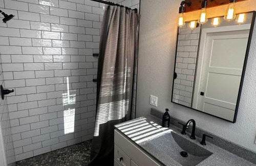 International Falls Apartamento | Downtown Minimalist Apartment