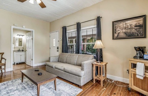 South Pensacola Casa | Downtown! Modern Interior! Sweet on Strong - B