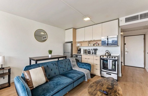 People's Freeway Apartamento | DT Mountain Views + Fire pit |Free Pkg, Gym