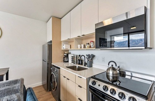People's Freeway Apartamento | DT Mountain Views + Fire pit |Free Pkg, Gym