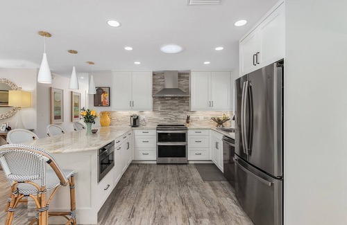 Lake Park Casa | DOWNTOWN Naples Pool Home in Lake Park!! Walk/bike/ drive to the beach!