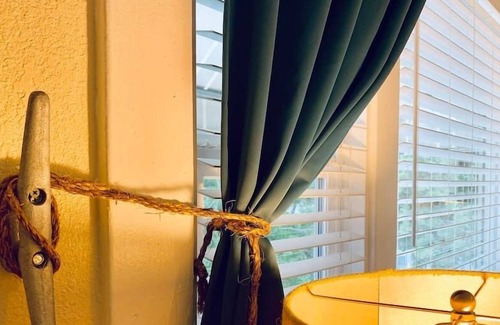 Cortez Hill Apartamento | Downtown Nautical Studio Decorated by Sailors!