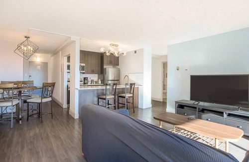 East Village Apartamento | Downtown oasis right with Calgary Tower views. Close to attractions and Ctrain.