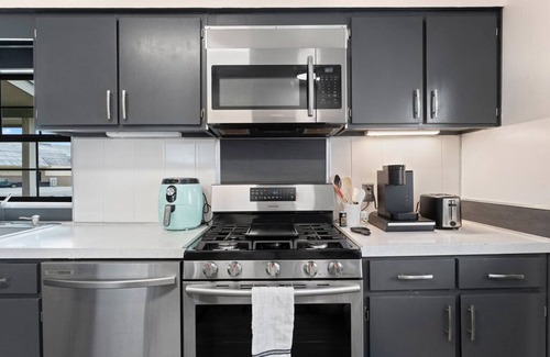 South Pensacola Casa | 🌟Downtown Pensacola Getaway!🌟 Fenced in yard for fur babies!