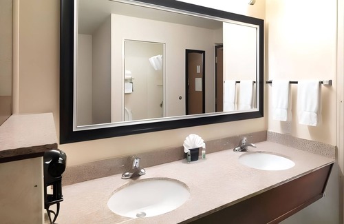 Rio Grande Hotel | Downtown Retreat Perfect for Families & Pets l 2 Rooms + Sauna, Pool & Breakfast