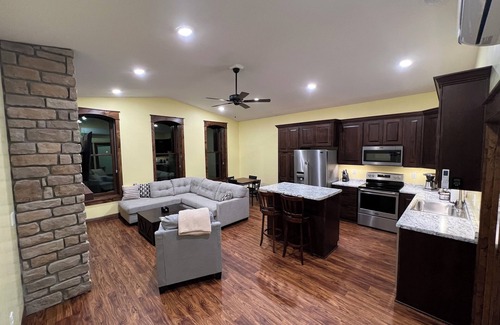Sabetha Apartamento | Downtown Retreat Overlooking Main Street Sabetha - Modern & Cozy