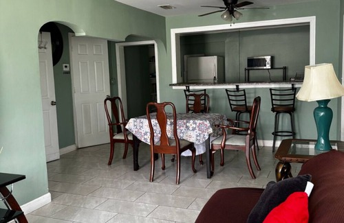 Park East Casa | Pet-Friendly Downtown Sarasota House-3BR/2BA for Couples,Friends, Beaches 7mins