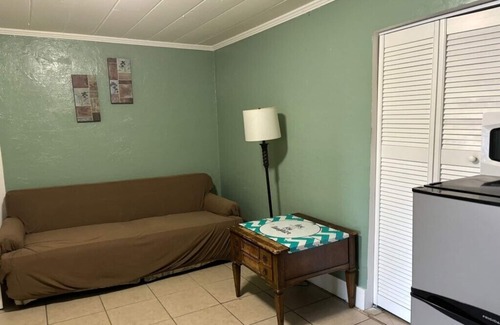 Park East Apartamento | Downtown Sarasota Florida Vacation Rental Pet-Friendly Apt with Yard, Playground