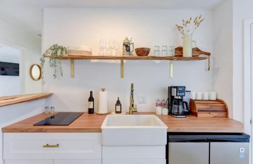 Wimberley Casa | Downtown - Shiner Bungalow at Beer Ranch Project