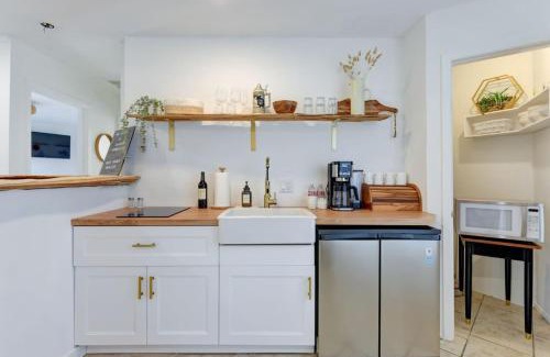 Wimberley Casa | Downtown - Shiner Bungalow at Beer Ranch Project