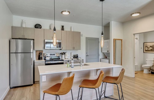 Lower Avenues Casa | Downtown SLC 1BR/1BA King Suite w/ Equipped Kitchen + Queen Sleeper + Gym