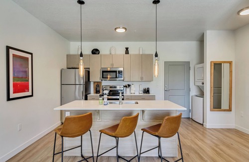 Lower Avenues Casa | Downtown SLC 1BR/1BA King Suite w/ Equipped Kitchen + Queen Sleeper + Gym