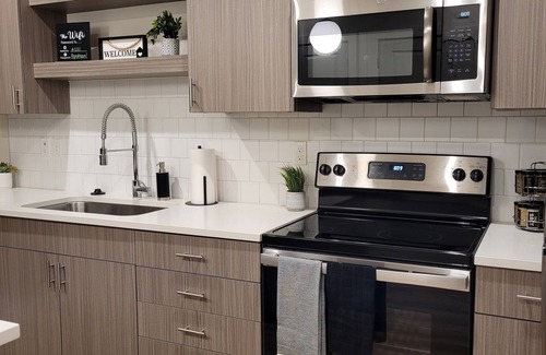 People's Freeway Apartamento | Downtown SLC Apt w/pool, hot tub, gym, fast internet