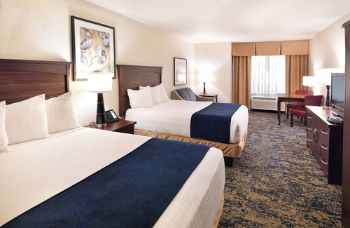 Rio Grande Hotel | Downtown Stay with Indoor Pool, Sauna & Daily Breakfast Included l 2 Rooms