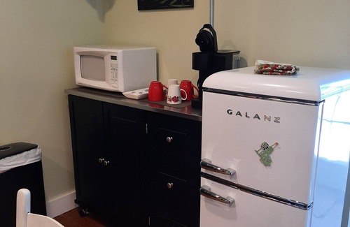 Sparta Apartamento | Downtown studio apartment walking distance to restaurants and shops