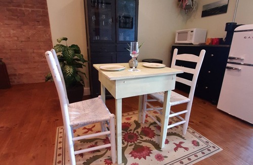 Sparta Apartamento | Downtown studio apartment walking distance to restaurants and shops