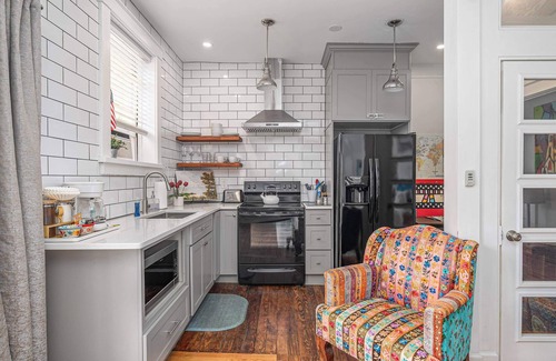 Historic District - North Apartamento | Downtown Studio Apt | Prime Location w/ Balcony