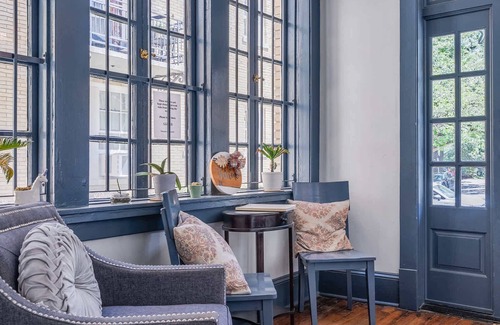 Historic District - North Apartamento | Downtown Studio Apt | Prime Location w/ Balcony