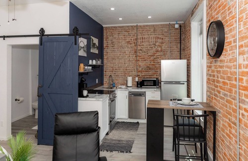 Waverly Apartamento | Downtown Studio great for a weekend getaway or longer work stay!