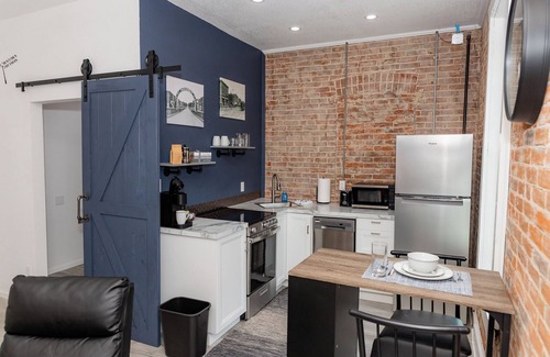 Waverly Apartamento | Downtown Studio great for a weekend getaway or longer work stay!