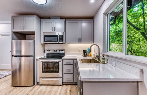Eugene Apartamento | Downtown studio - walk to University - full kitchen, dog-friendly, washer/dryer