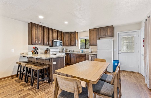 Flagstaff Casa | Downtown Townhouse w/Hot Tub, A/C & Sleeps 8!