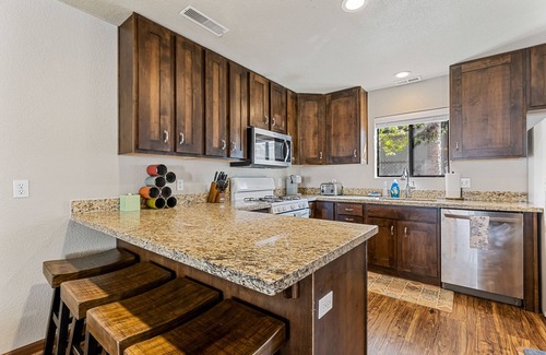 Flagstaff Casa | Downtown Townhouse w/Hot Tub, A/C & Sleeps 8!