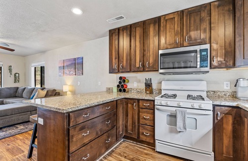 Flagstaff Casa | Downtown Townhouse w/Hot Tub, A/C & Sleeps 8!