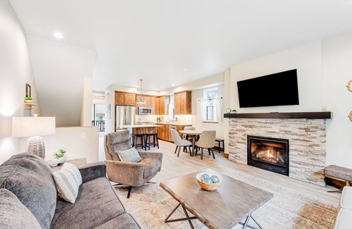 McCall Condominio | Downtown townhouse with fireplace - walk to Payette Lake & restaurants