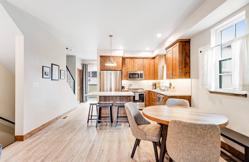 McCall Condominio | Downtown townhouse with fireplace - walk to Payette Lake & restaurants