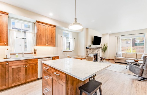 McCall Condominio | Downtown townhouse with fireplace - walk to Payette Lake & restaurants