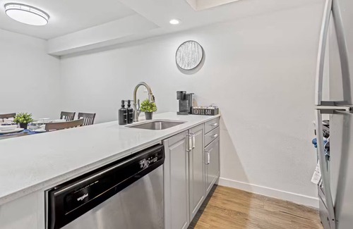 Clarksville Apartamento | Downtown/UT-King Bed-ACL-6th ST-Lake-Pool-Parking