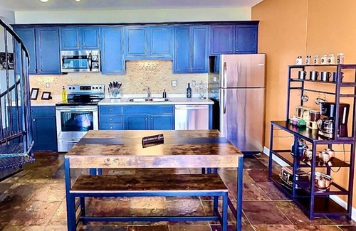 Sandusky Condominio | Downtown Waterfront Getaway Mario Room Breathtaking View Cedar Point Lake Erie!