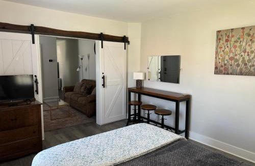 Willoughby Apartamento | Downtown Willoughby Historic District Gem #2