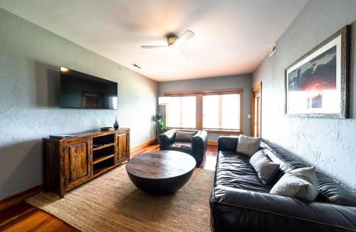 Waves Apartamento | Downwinder - Waterfront 2-Bedroom, 2-Bathroom Suite at REAL Watersports