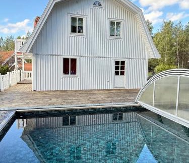 Sodertalje Municipality Cama Y Desayuno | DR ÅSA Rooms in a Forest Villa w Pool near a Golf Course, Concerts & the Baltic Sea