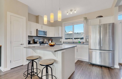 Southwest Edmonton Casa | Drake - 4 Bdrms, Central AC, Gas BBQ, Garage