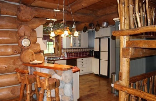 Newaygo Cabina | Dream Catcher Log Cabin (Newaygo, MI): ¡SOLO LISTO! Capacidad 10-12-Central Air, WiFi, 60 acres privados