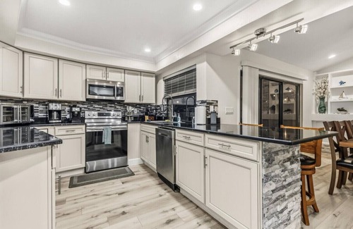 Palm Harbor Villa | Dream Home W PebbleTec Pool