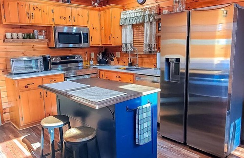 Grassy Creek Cabina | Pet-Friendly Sept Retreat - Bring the Whole Family to Dream Mountain Delight!