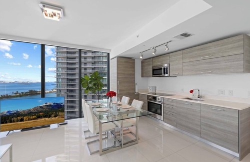 Edgewater Apartamento | Dream Resort style Biscayne Bay apartment!