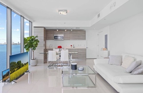 Edgewater Apartamento | Dream Resort style Biscayne Bay apartment!