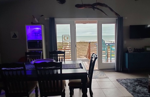 Kure Beach Casa | Dreamers Den Oceanfront Beach Cottage/ Kure Beach