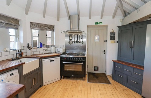 Crigglestone Cabaña | DREAMWOOD COTTAGE, pet friendly, with hot tub in Newmillerdam