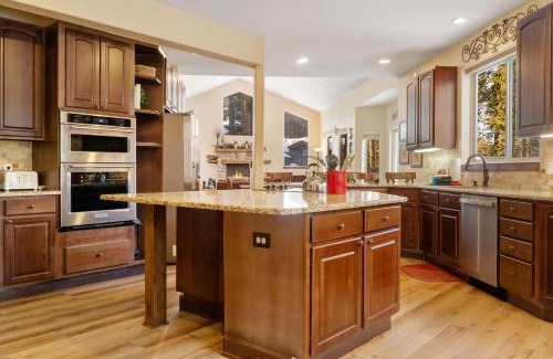 Westridge Casa | Dreamy 6 BR with Hot Tub Walk to Goose Pasture Tarn