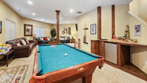 Westridge Casa | Dreamy 6 BR with Hot Tub Walk to Goose Pasture Tarn